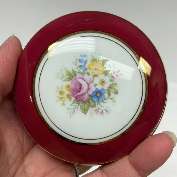 Vintage Limoges France porcelain dresser /trinket box - Picture 2 of 8